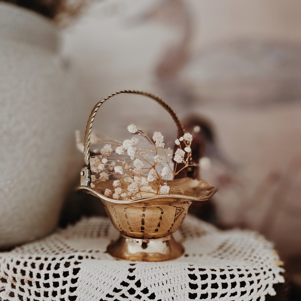 Vintage Hampton Small Brass Basket With Scalloped Edges - Picture 2 of 8